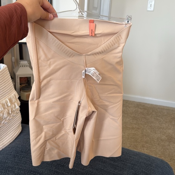 Deep V Shapewear Shorts - Picture 3 of 5